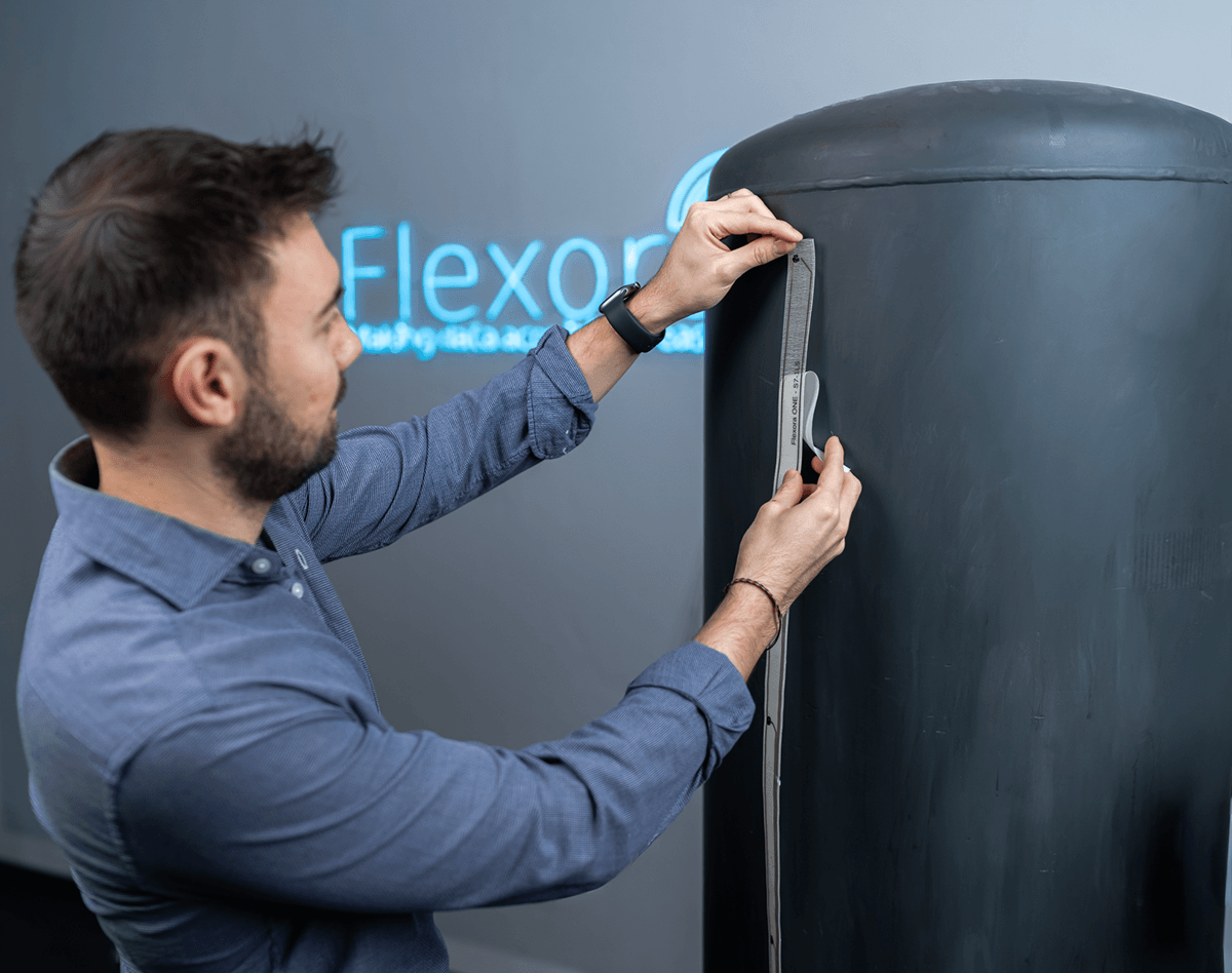 Flexible, selbstklebende Temperatursensoren für Wärmespeicher von Flexora für großflächige Temperaturüberwachung / Flexible, self-adhesive temperature sensors for heat storage tank from Flexora for large-area temperature monitoring