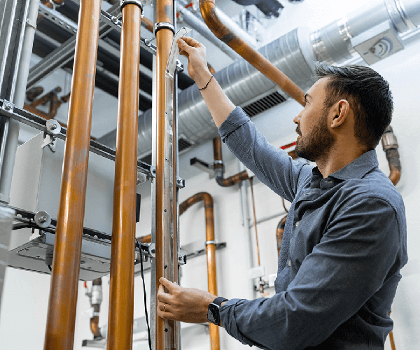 Großflächige Temperaturüberwachung: Einfache und nicht-invasive Anbringung der Sensorfolie durch Temperaturmessung Wärmespeicher / Easy, non-invasive installation of the sensor film for large-area temperature monitoring in heat storage tanks