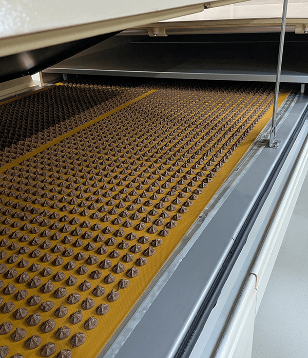Flächendeckendes und ortsaufgelöstes Temperaturmonitoring entlang der Kühlstrecke: Flexora-Temperatursensorfolie macht thermische Prozesse sichtbar / Comprehensive, high-resolution temperature monitoring along the cooling line: Flexora temperature sensor foil makes thermal processes visible