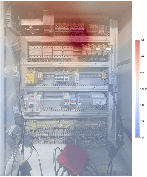 Großflächige Temperaturüberwachung: Einfache und nicht-invasive Anbringung der Sensorfolie durch Temperaturmessung Wärmespeicher / Easy, non-invasive installation of the sensor film for large-area temperature monitoring in heat storage tanks
